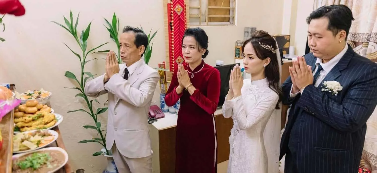 Bàn thờ gia tiên là gì? Trình tự lễ gia tiên nhà trai và nhà gái