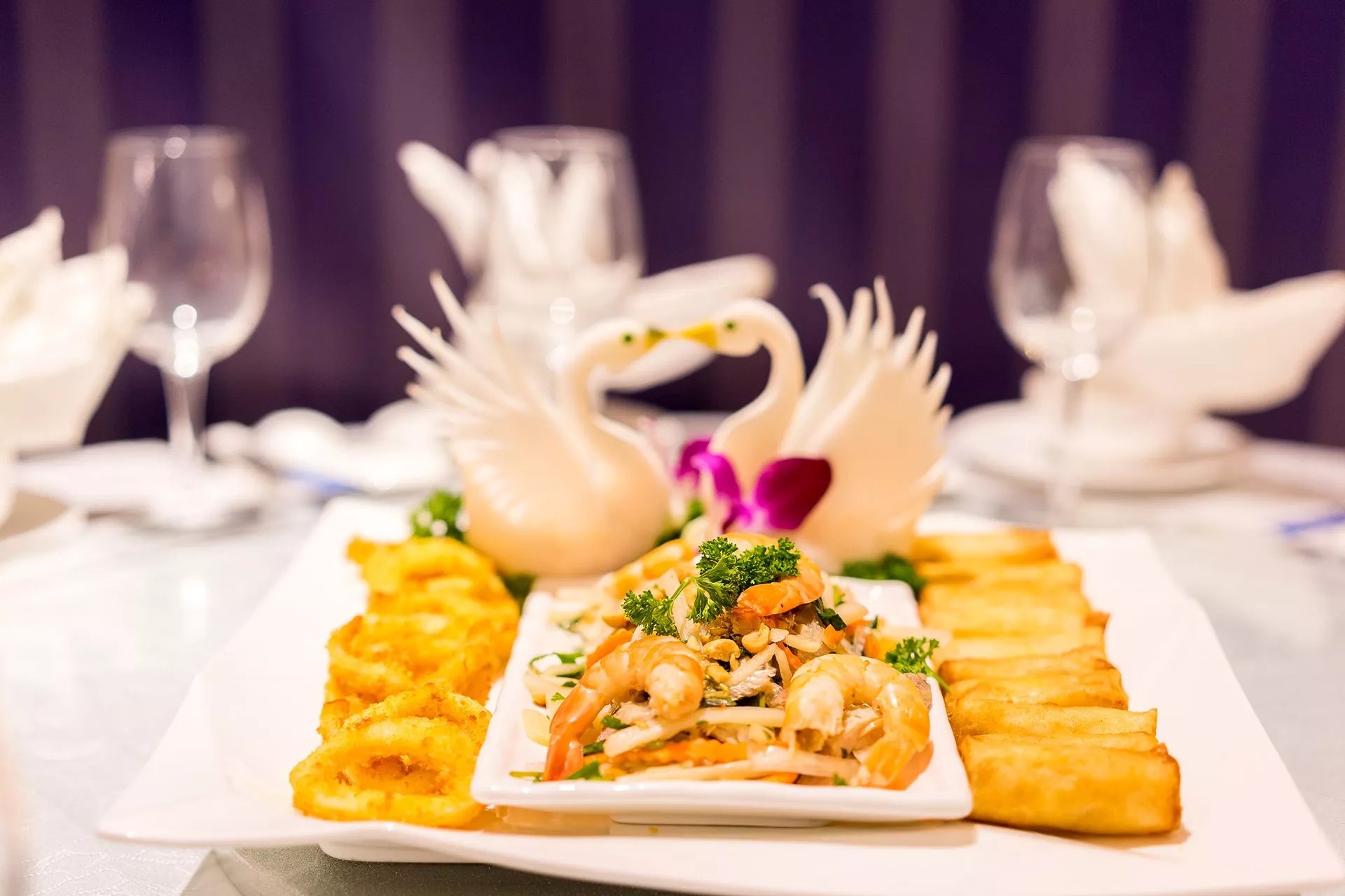 Cách bày trí món ăn tại nhà hàng cưới sinh động