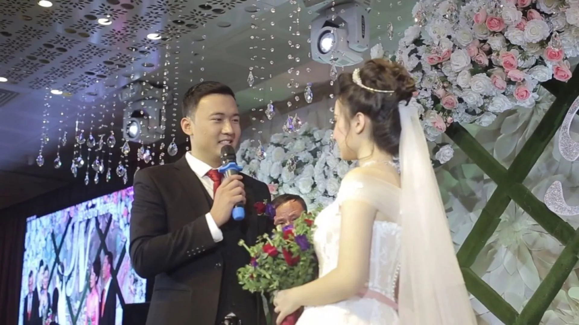 Chú rể phát biểu tại nhà hàng tiệc cưới