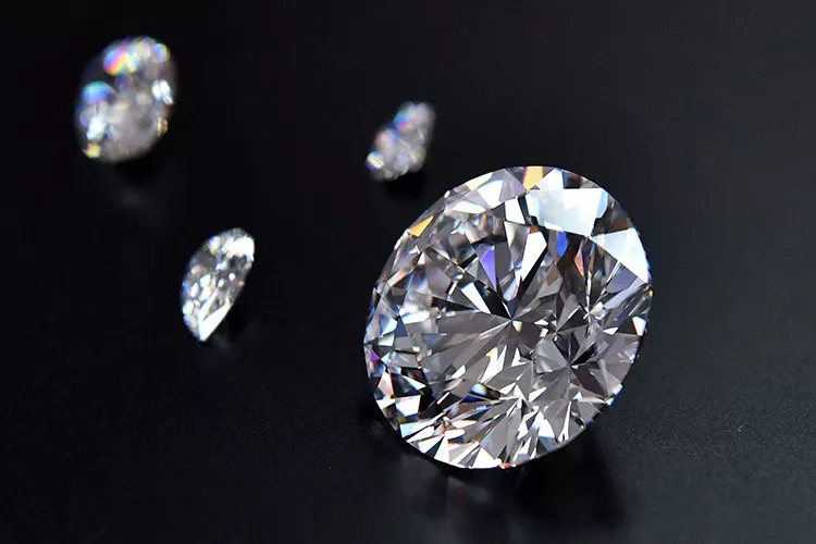 Đá Cubic Zirconia (CZ) là gì? Có nên mua trang sức đá Cubic Zirconia (CZ) không?