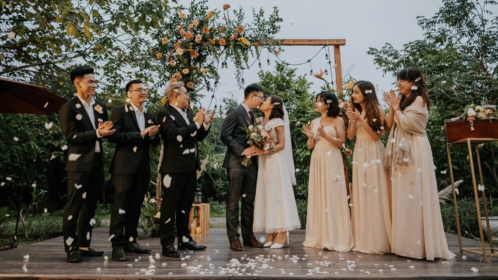 Phù dâu đảm nhận nhiệm vụ hỗ trợ cô dâu để lễ cưới trọn vẹn và suôn sẻ. Phụ dâu là người thân thiết và gắn bó với cô dâu, thường là bạn thân cô dâu.