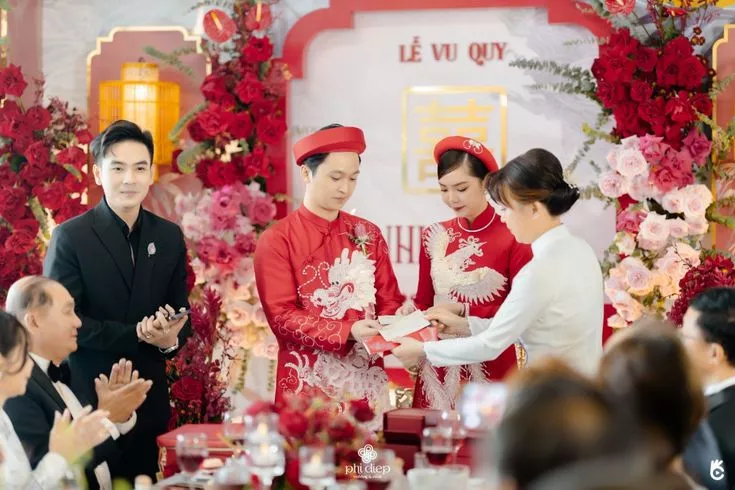 Tìm hiểu các lễ trong đám cưới xưa và nay 17 Từ xưa đến nay, các lễ trong đám cưới đã có nhiều sự thay đổi, nhưng mỗi giai đoạn đều mang theo dấu ấn riêng biệt. Hãy cùng tìm hiểu và khám phá ngay những nghi lễ truyền thống trong đám cưới.