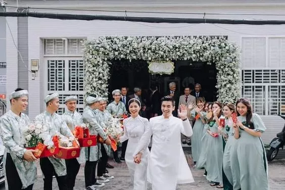 Tìm hiểu các lễ trong đám cưới xưa và nay 18 Từ xưa đến nay, các lễ trong đám cưới đã có nhiều sự thay đổi, nhưng mỗi giai đoạn đều mang theo dấu ấn riêng biệt. Hãy cùng tìm hiểu và khám phá ngay những nghi lễ truyền thống trong đám cưới.