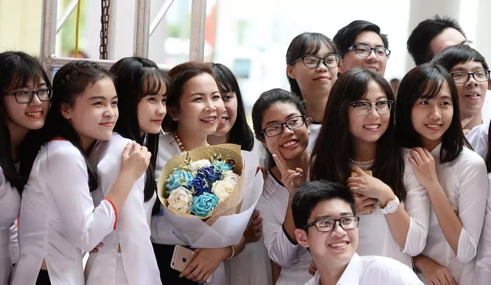 Ánh mắt hạnh phúc của cô giáo khi nhận được tình cảm của học sinh