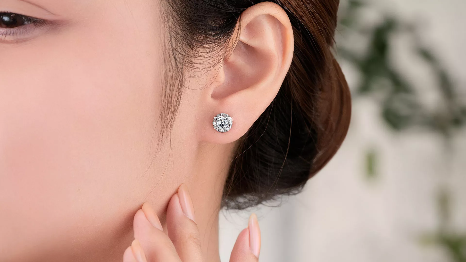 Mẫu bông tai kim cương đẹp nên chọn làm quà tặng