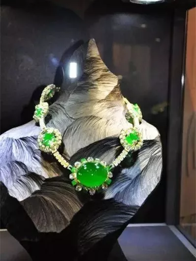 Chuỗi ngọc phỉ thúy đắt thứ 3 thế giới
