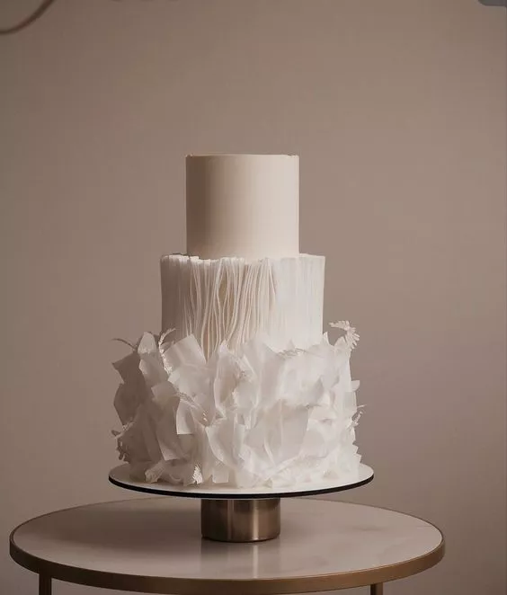 Bánh kem kỷ niệm ngày cưới​ hiện đại được trang trí độc đáo bằng fondant