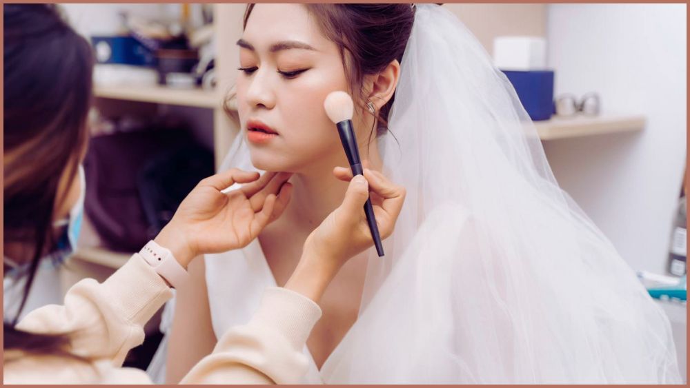 Đàn gái chọn người trang điểm cô dâu