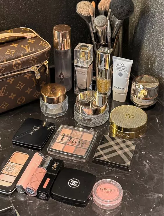 Những món đồ trang điểm nhỏ gọn sẽ giúp cô dâu có thể chỉnh trang lại lớp makeup