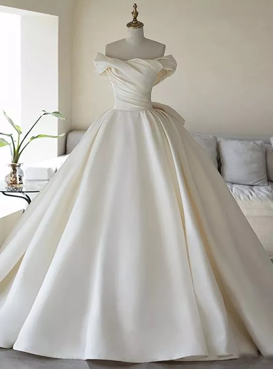 Cô dâu hãy lựa chọn chiếc váy phù hợp với số đo của bản thân nhé!