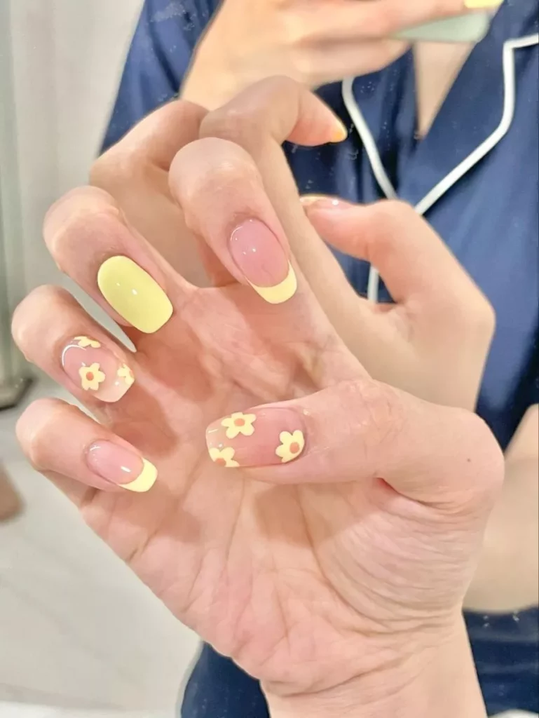 Mẫu nail tết đẹp 2025