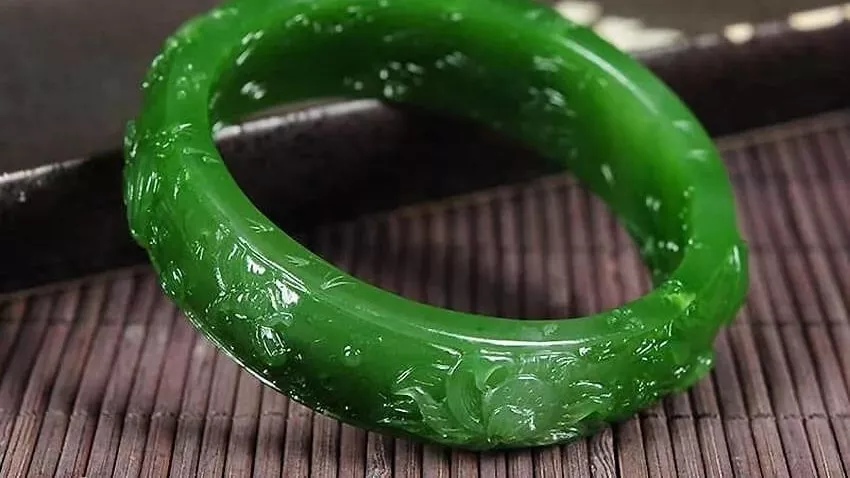 Top 13 Ngọc Phỉ Thúy Đắt Nhất Thế Giới: Giá Trị Khiến Bạn Kinh Ngạc