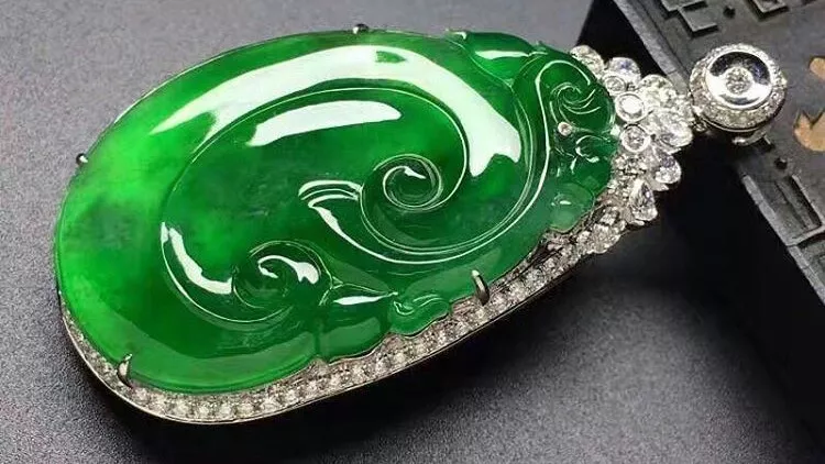 Ngọc phỉ thúy - Loại ngọc cao quý với vẻ đẹp tự nhiên và phong thủy vượt thời gian.