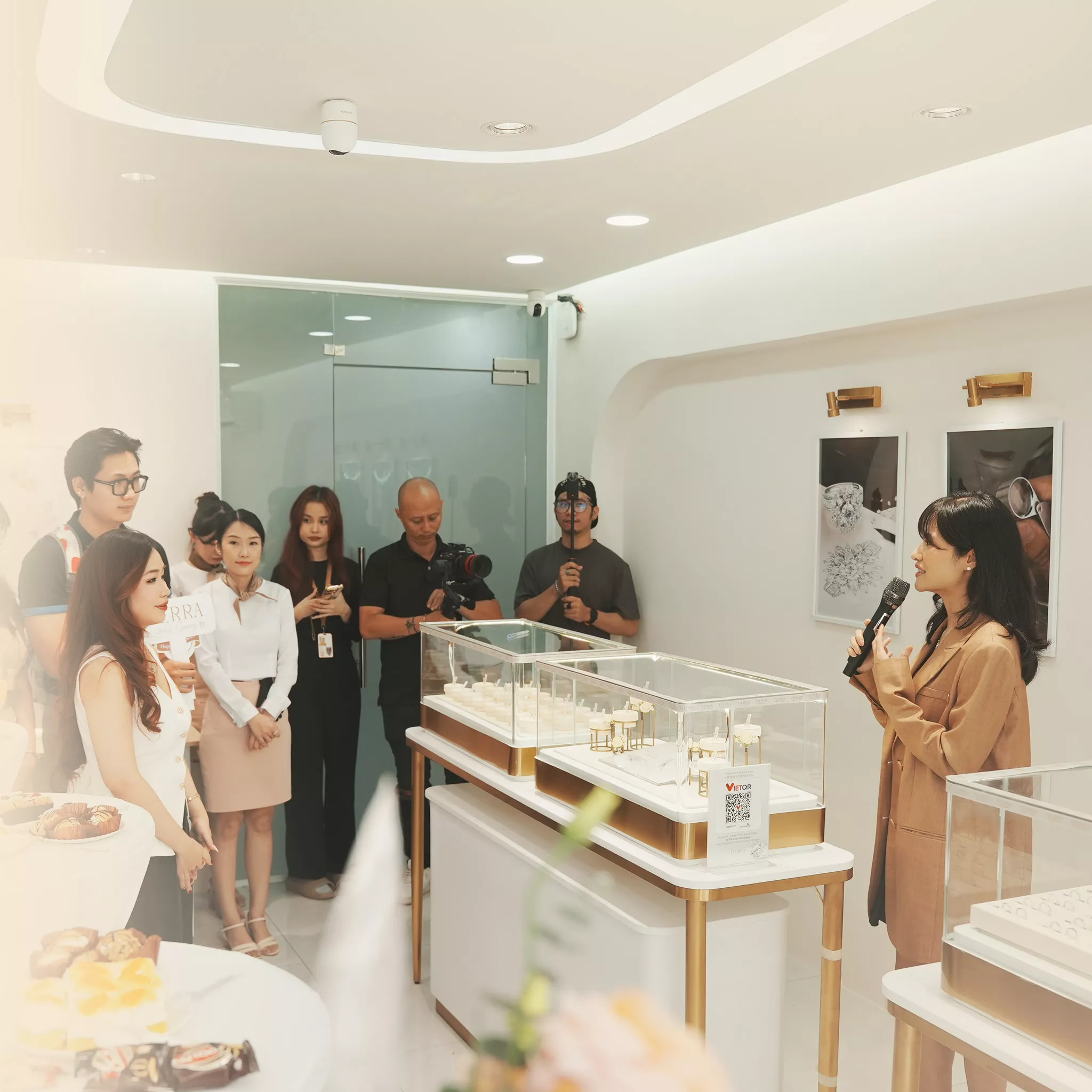 Ngày khai trương tại cửa hàng Hoàng Văn Thụ