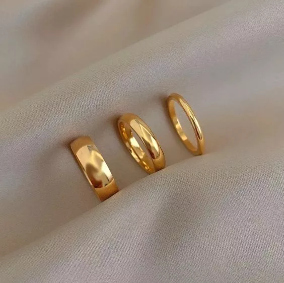 Nhẫn mạ vàng trơn phù hợp với những bạn yêu thích phong cách tối giản