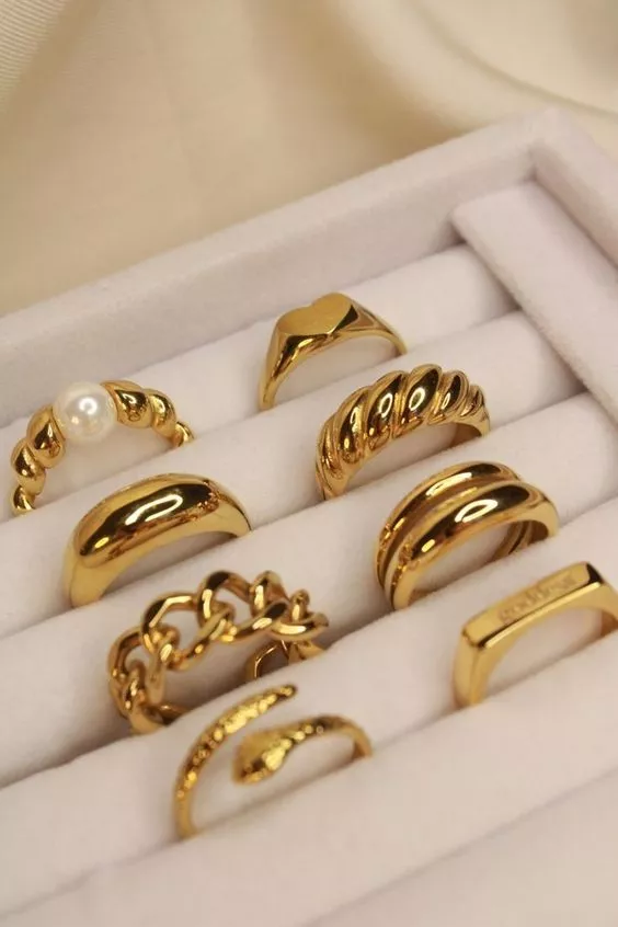 Nhẫn mạ vàng cách điệu phù hợp với những bạn yêu thích sự trẻ trung, cá tính