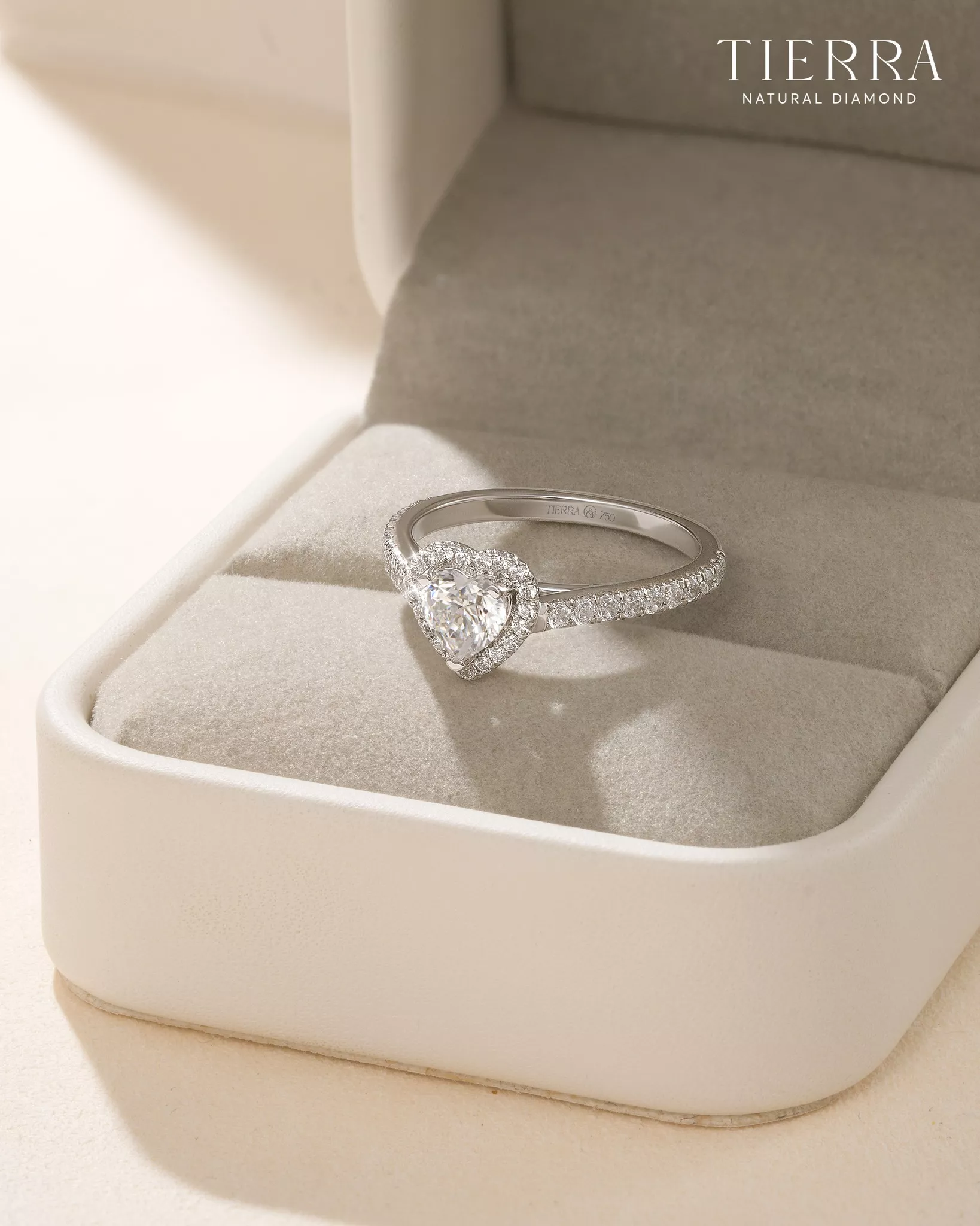 Vàng trắng thường được phủ một lớp rhodium