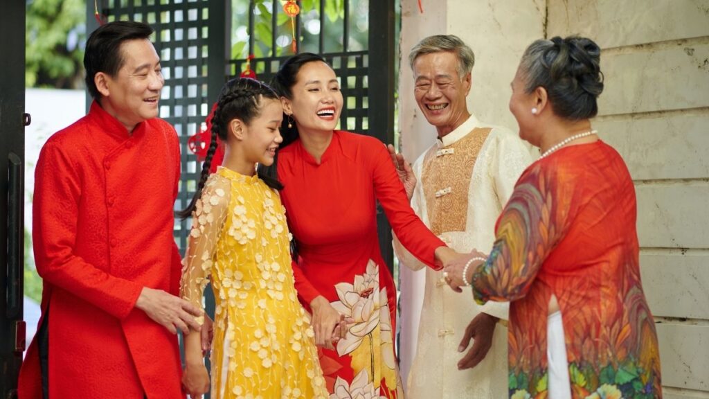 Tết Nguyên Đán là gì? Ý nghĩa, nguồn gốc và các phong tục ngày Tết 7 Chúc Tết là nét văn hóa đáng quý của người Việt