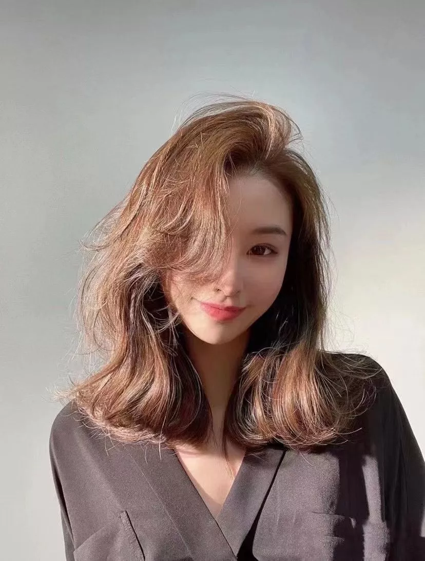 Tóc xoăn ngắn ngang vai uốn phồng