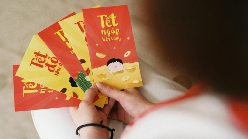 Tết Nguyên Đán là gì? Ý nghĩa, nguồn gốc và các phong tục ngày Tết 9 Phong tục lì xì ngày tết lấy lộc đầu năm