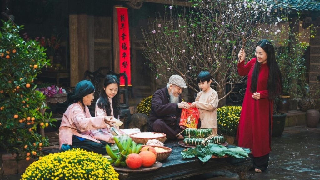 Tết Nguyên Đán là gì? Ý nghĩa, nguồn gốc và các phong tục ngày Tết 6 Tết là dịp đoàn viên, để các thành viên trong gia đình tụ họp