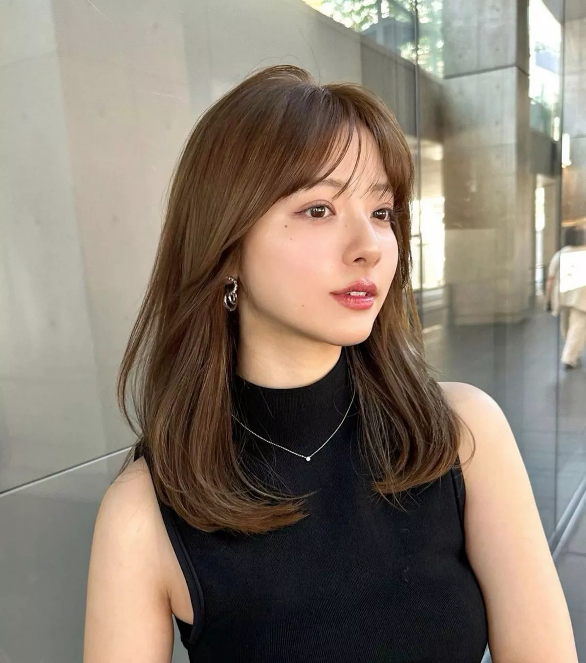 Tóc ngắn ngang vai uốn cụp đuôi
