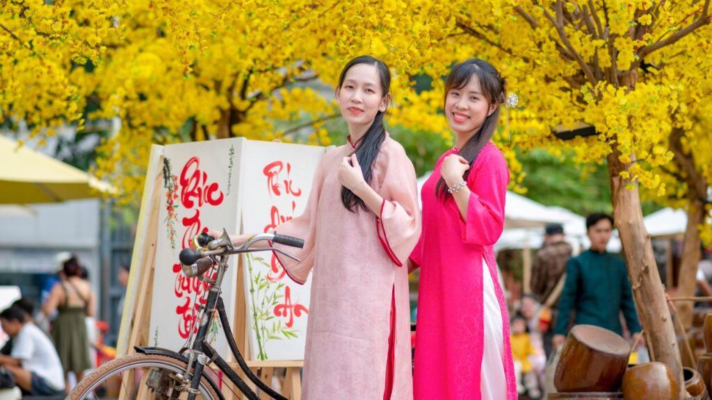 Tết Nguyên Đán là gì? Ý nghĩa, nguồn gốc và các phong tục ngày Tết 11 Hoa mai hoa đào và áo dài là những đặc trưng của Tết Việt Nam