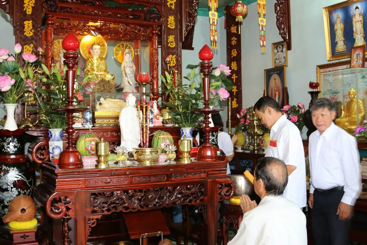 Văn khấn gia tiên ngày mùng 1 và ngày rằm