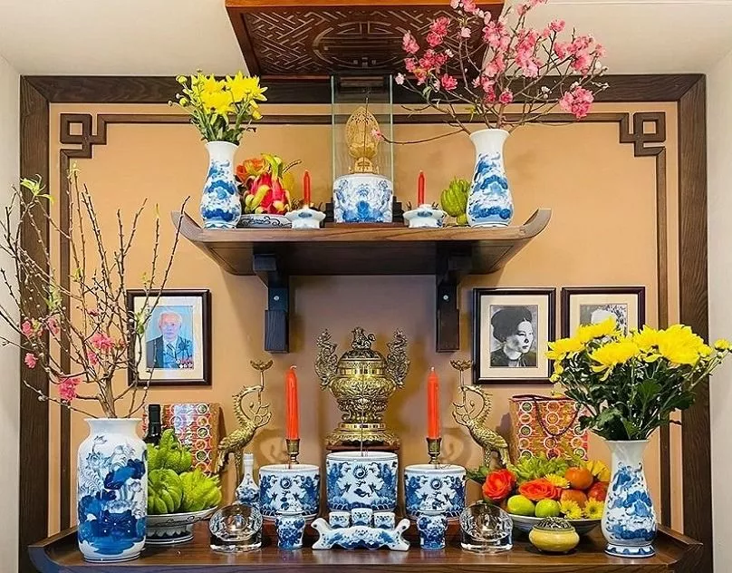 Thời điểm phù hợp để thắp hương và khấn gia tiên thường vào buổi sáng sớm và chiều tối trước 7 giờ