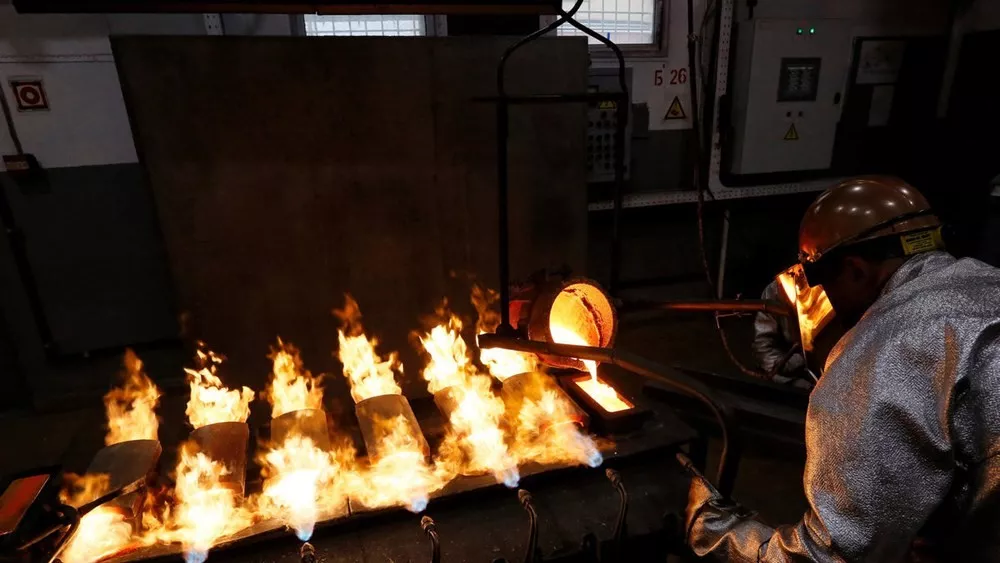 Các thông tin về vàng thỏi có thể bạn chưa biết 7 Đổ vàng vào khuôn