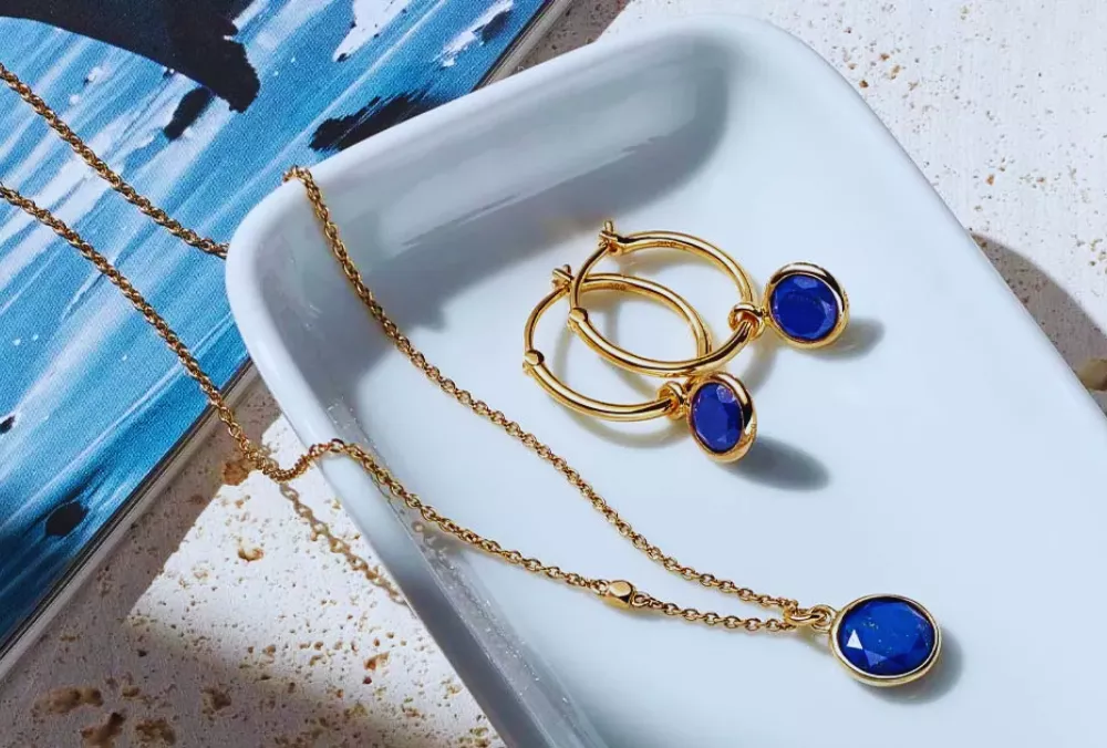 Món trang sức làm từ đá Lapis được sử dụng rộng rãi