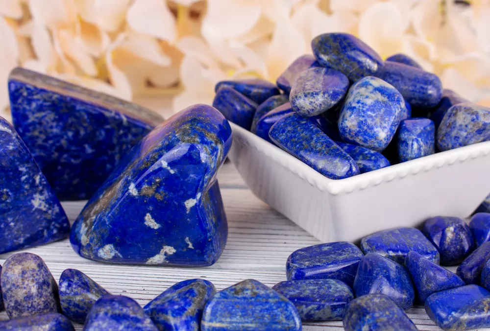 Đá Lapis hay còn gọi là lam Ngọc. Có nguồn năng lượng phong thủy rất lớn