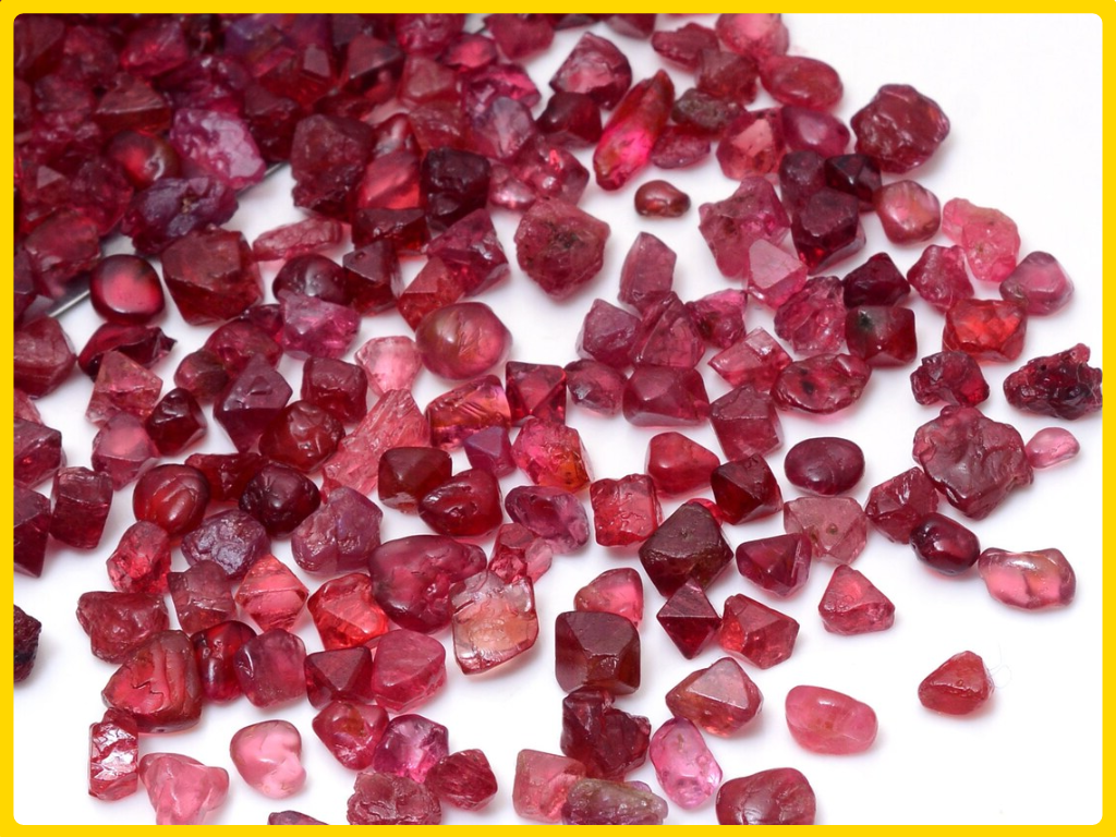 Đá spinel sở hữu độ cứng cao, màu sắc đa dạng, ánh lấp lánh đặc trưng