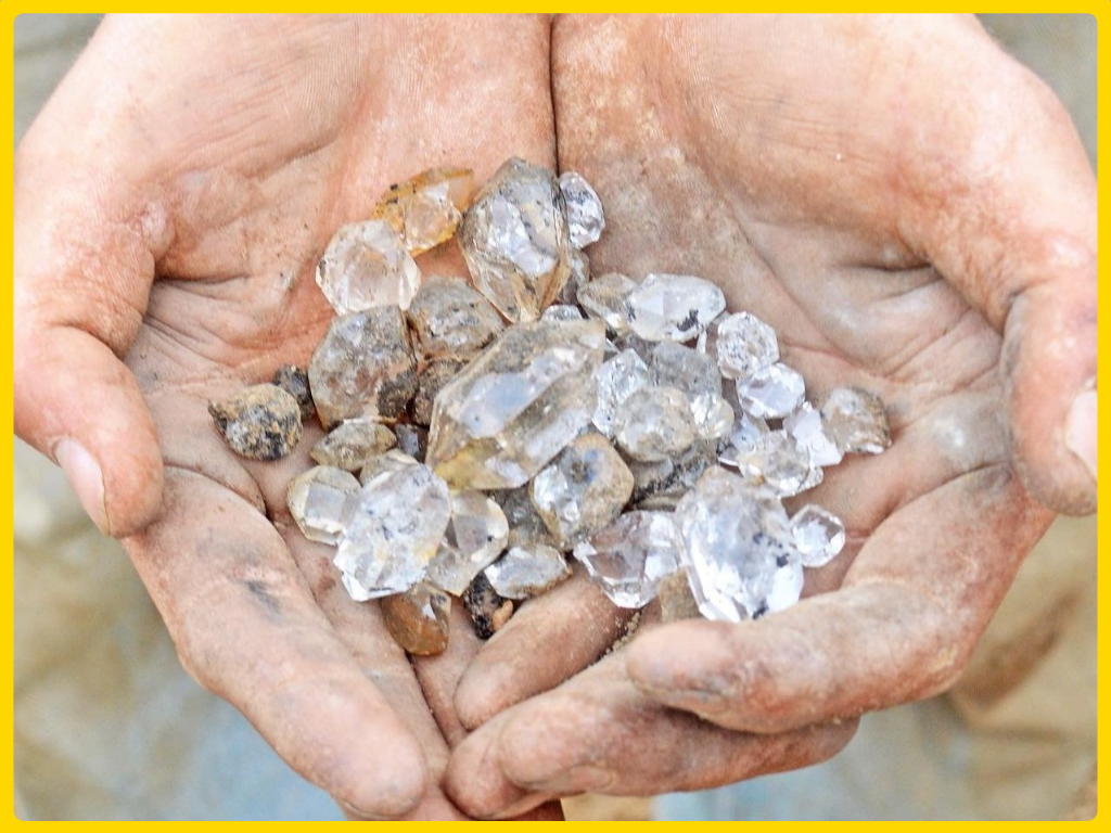 Đá Herkimer nổi tiếng với khả năng bảo vệ chủ nhân khỏi tà khí