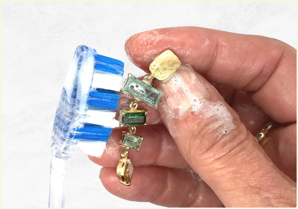 Ngâm đá Moldavite trong nước muổi để tẩy uế