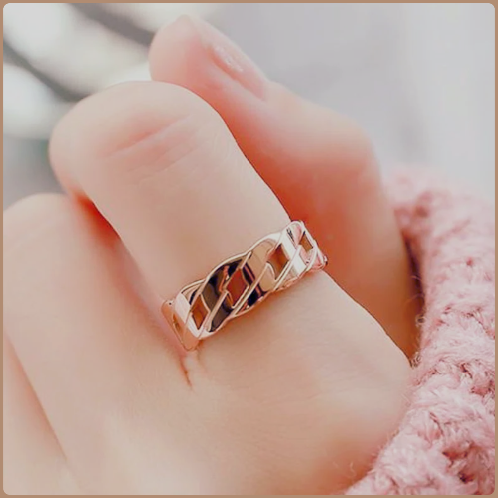 Mệnh kim muốn đeo nhẫn ngón trỏ nên chọn nhẫn vàng