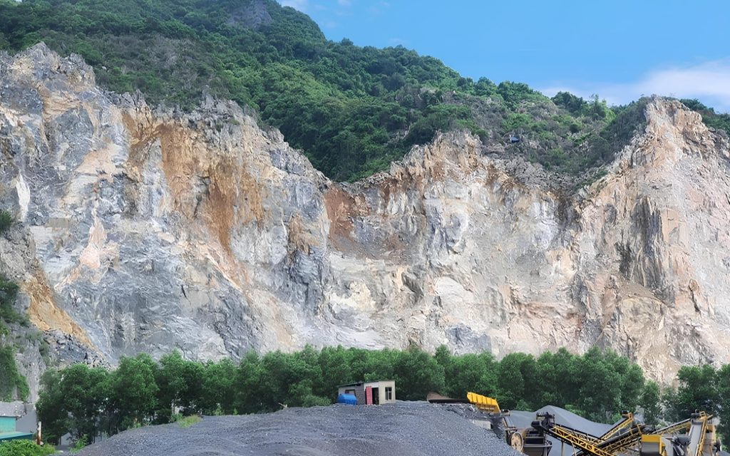 Khai thác đá quý Lục Yên (Yên Bái)