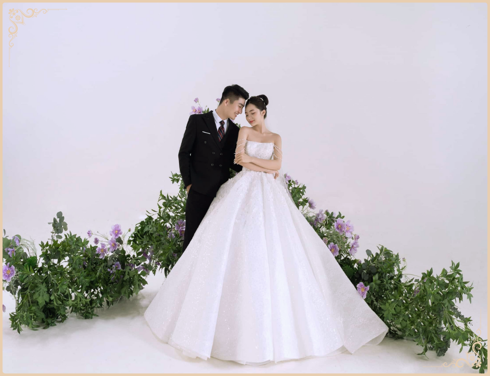 Tạo dáng chụp ảnh cưới truyền thống nhìn nhau