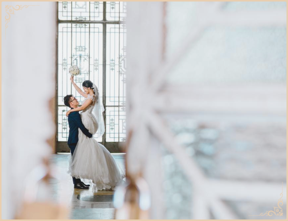 Tạo dáng chụp ảnh cưới nhấc bổng cô dâu