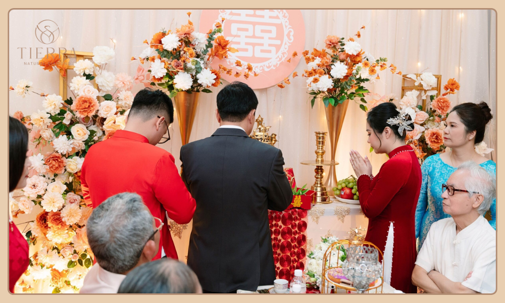 Hai bên gia đình chào hỏi ở đám nói