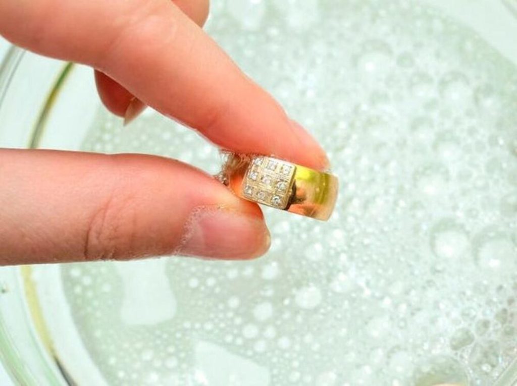 Vệ sinh và đánh bóng vàng thường xuyên