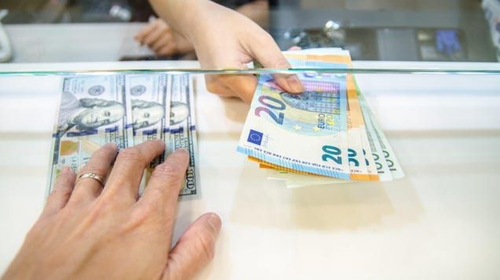 Có nên mua bán 100 Đô la Mỹ ở chợ đen?
