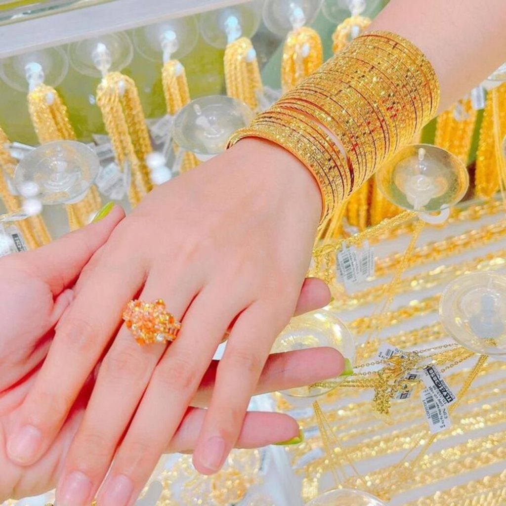 Đeo nhẫn vàng ta có bị mòn không? Tại sao vàng bị hao mòn?