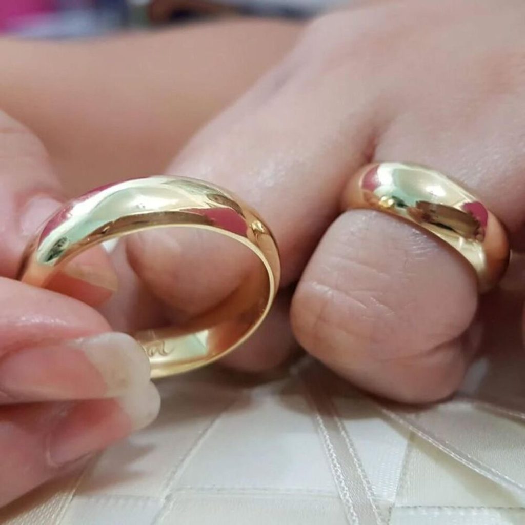 Đeo vàng có bị đen không? Tại sao vàng bị đen?