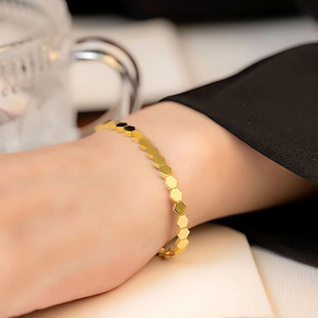 Đeo vàng 18K có bị mòn không?