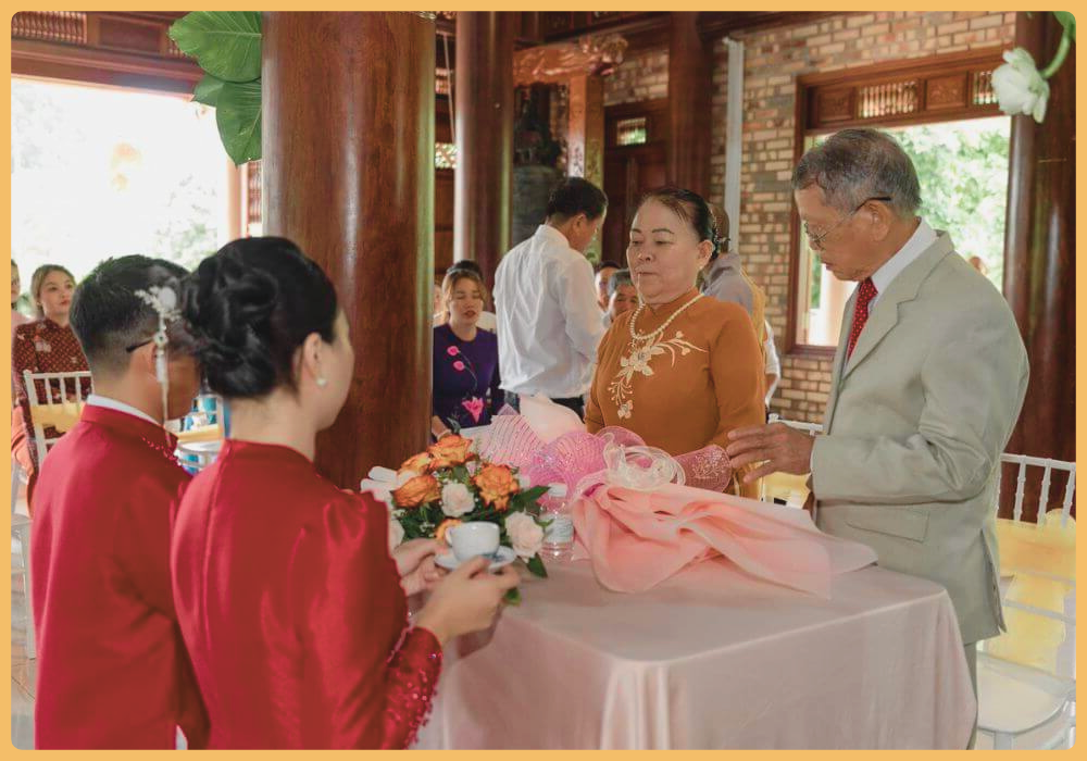 Cô dâu dâng trà trong nghi thức lễ xuất giá