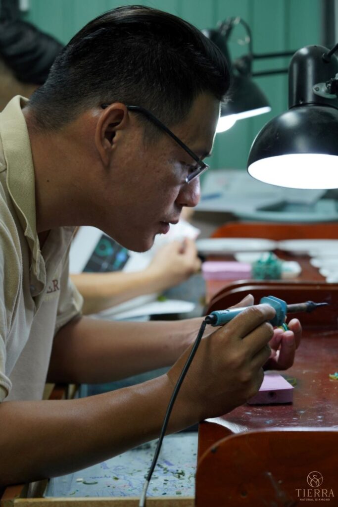 Người thợ kim hoàn đang chế tác viên kim cương tự nhiên