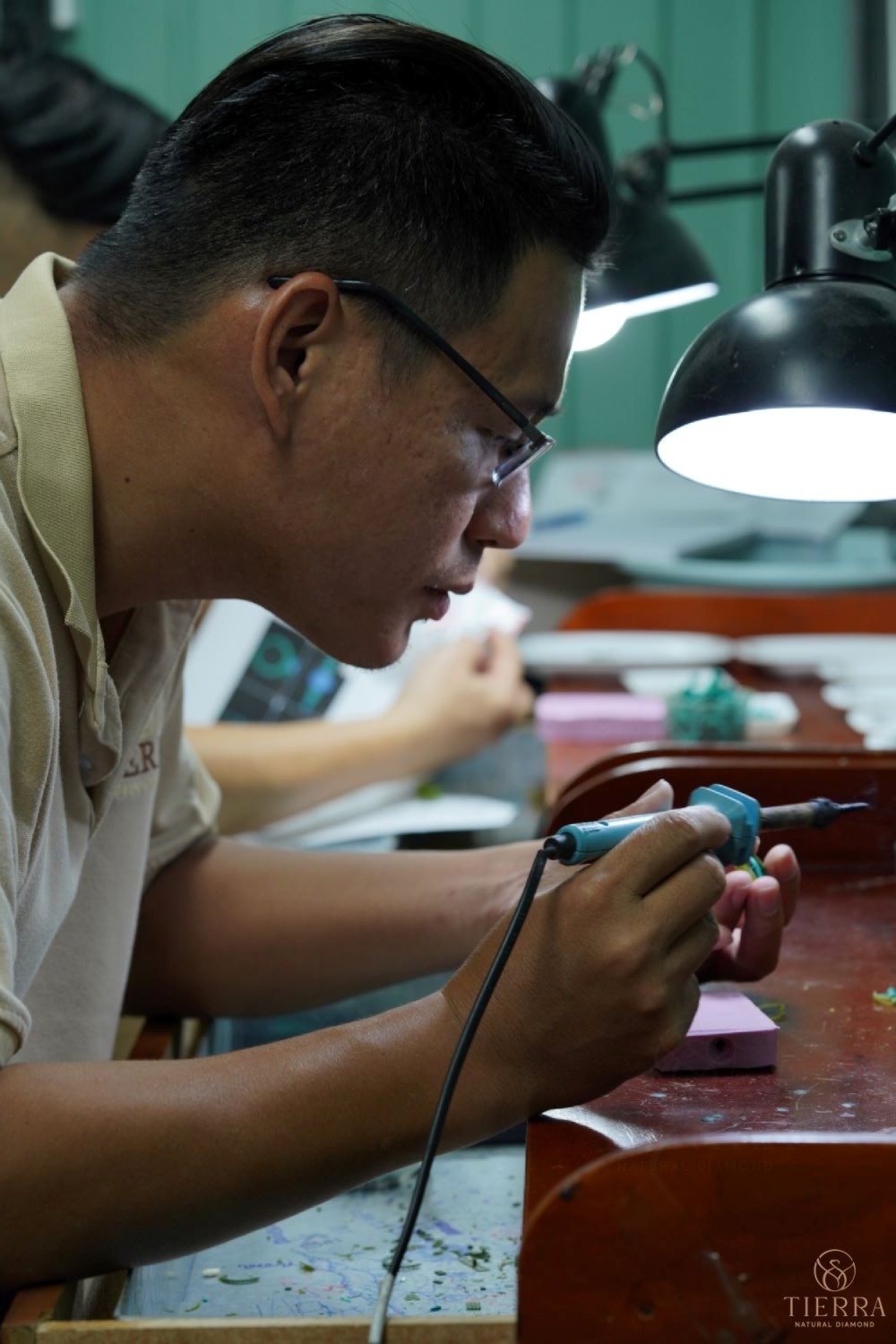 Người thợ kim hoàn tại Tierra Diamond