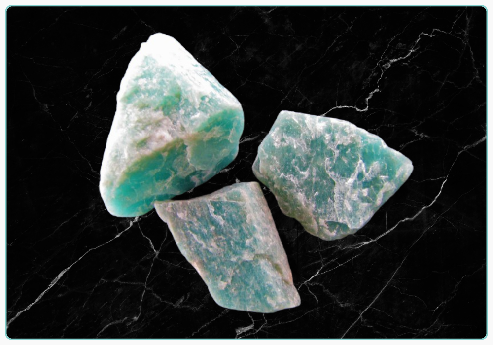 Đá Amazonite hình thành trong các mạch pegmatit