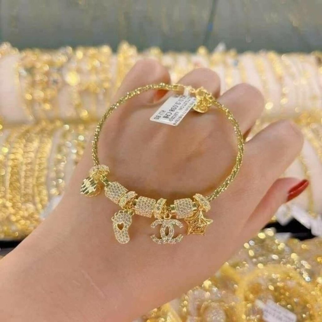 Lưu ý khi đeo vàng và cách bảo quản vàng sáng bóng